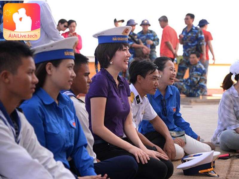 Nguyễn Thị Huyền ghé thăm Trường Sa