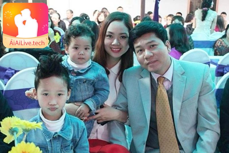 Hoa hậu Phạm Thị Mai Phương cùng gia đình của mình 