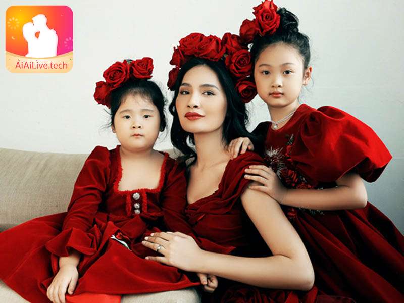 Bà mẹ Trần Thị Hương Giang bên 2 cô con gái
