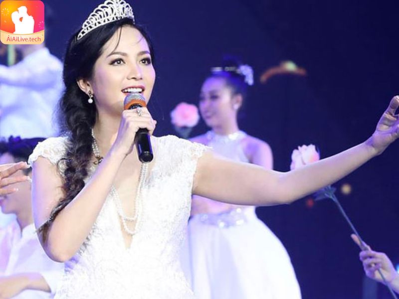 Hoa hậu Nguyễn Thiên Nga trên sân khấu
